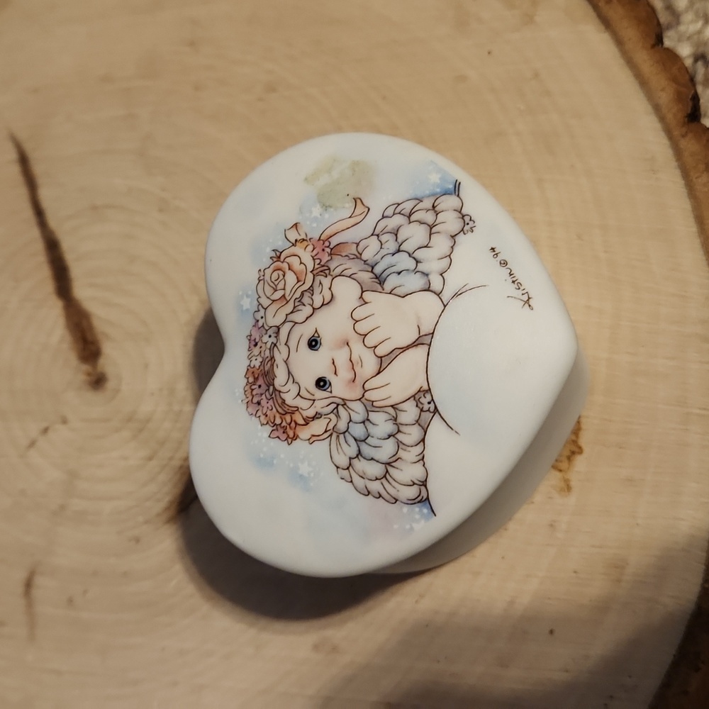 Dreamsicles Angel Small Heart Shape Trinket Box Kristen 1994
